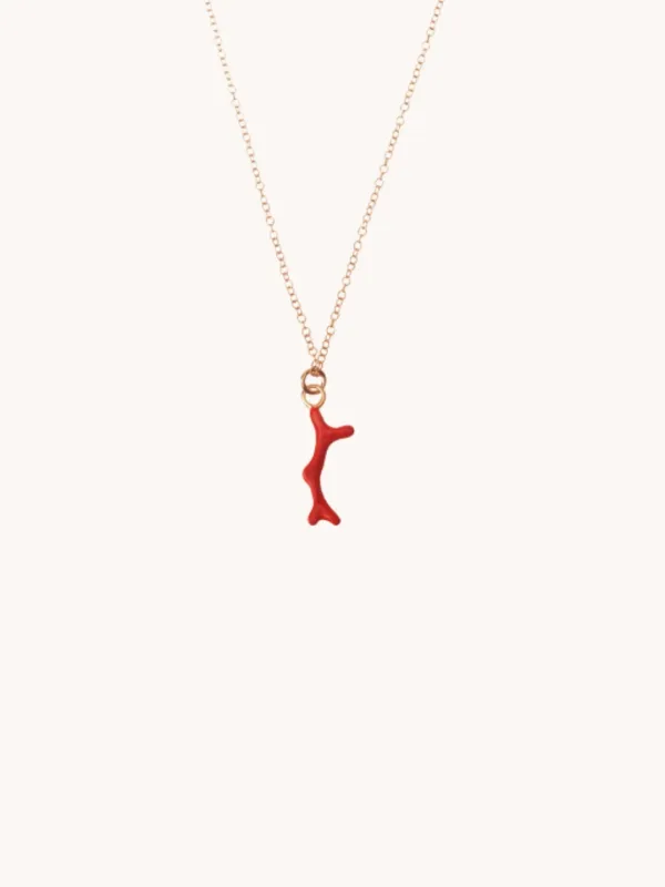 Collar de cadena de plata de ley con colgante diseño coral en rojo.