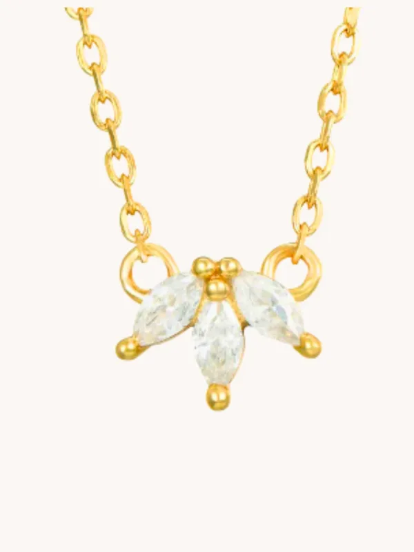 Collar de cadena de plata de ley con colgante en flor de circonitas.